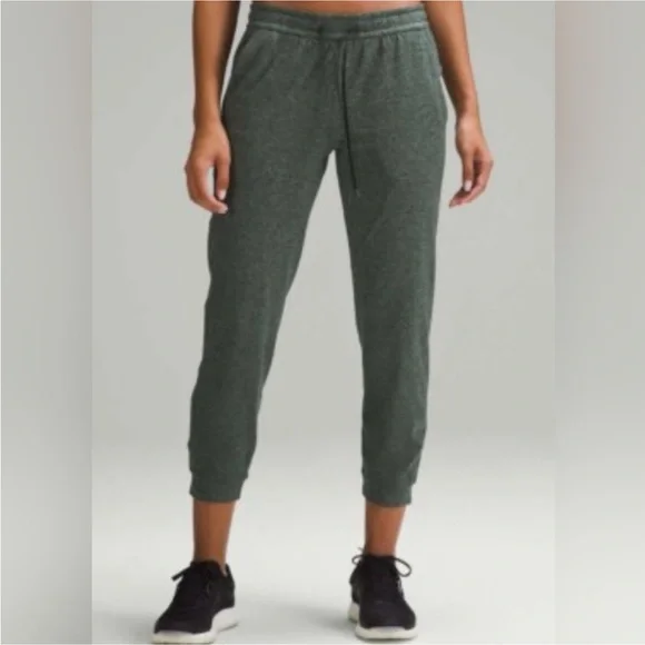 Green Lululemon Soft Jersey Jogger Pants Sz 6 Casual Comfy Outdoor Gym Preppy - Picture 1 of 11